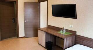 Гостиница Меридиан Ангарск Двухместный номер с 1 кроватью или 2 отдельными кроватями и общей ванной комнатой-2